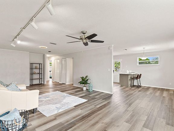 3rd image of 1400 Golfview Dr