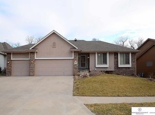 5218 Woodlane Dr, Papillion, NE 68133