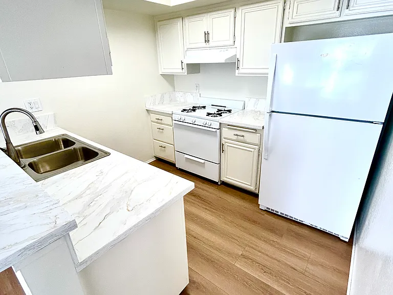 4319 Whitsett Ave #8 — Photo 5