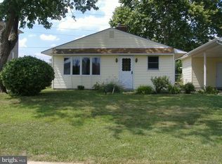 37 Edgewood Ln, Levittown, PA 19054
