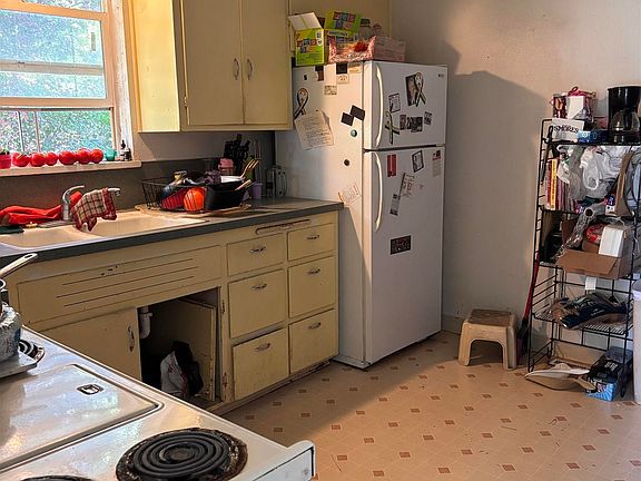 5th image of 926 W Young St