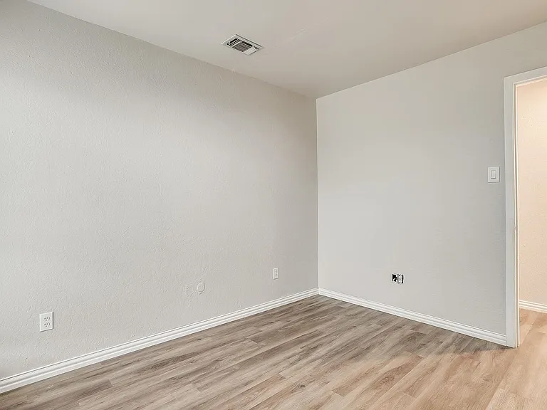 5947 Chimney Wood Cir — Photo 32