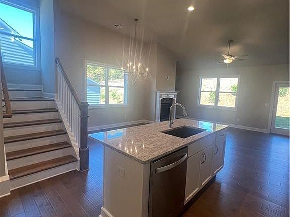 3rd image of 273 Lakeside Pl