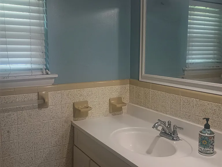 925 Hullview Ave — Photo 6