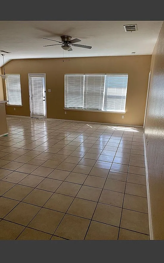 3 bed, 1288 sqft, $1,800 — Photo 2