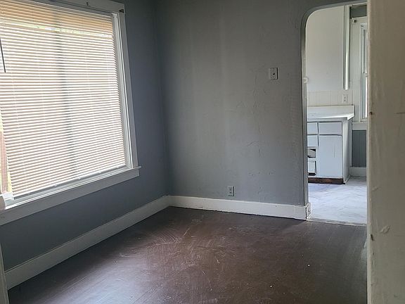3rd image of 6042 Evergreen Ave
