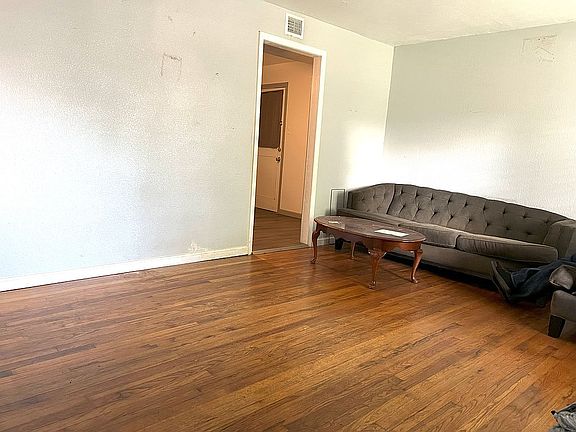 2nd image of 1605 Hickory Pl