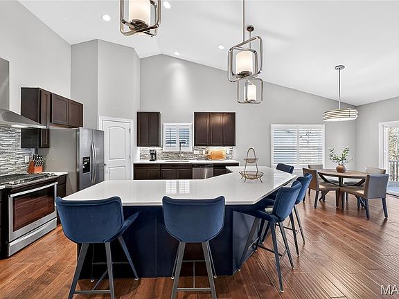 3rd image of 956 Ridgepointe Place Cir