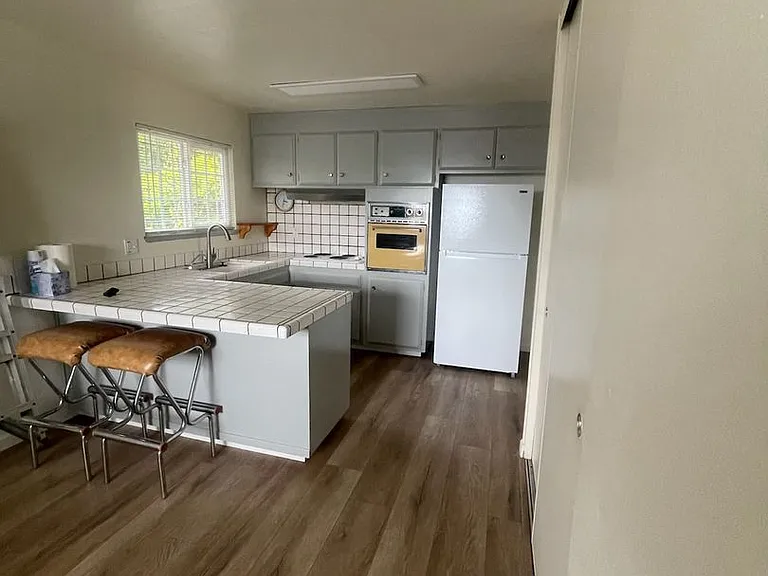 300 Swan Way — Photo 4