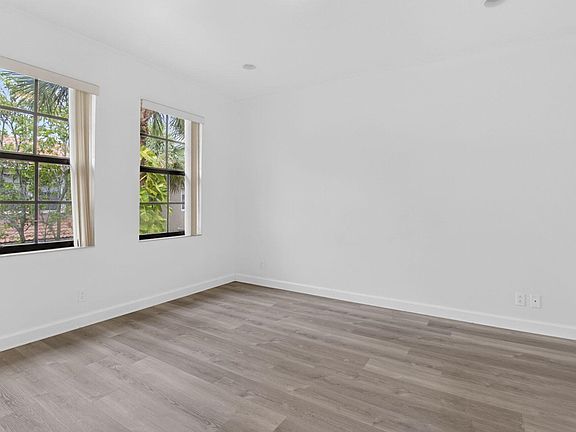 4th image of 14 E Astor Cir