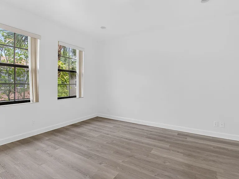 14 E Astor Cir #E — Photo 4