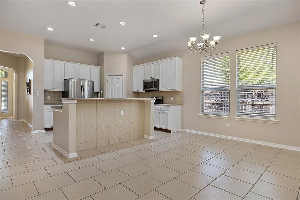 3 bed, 2046 sqft, $2,300 — Photo 4
