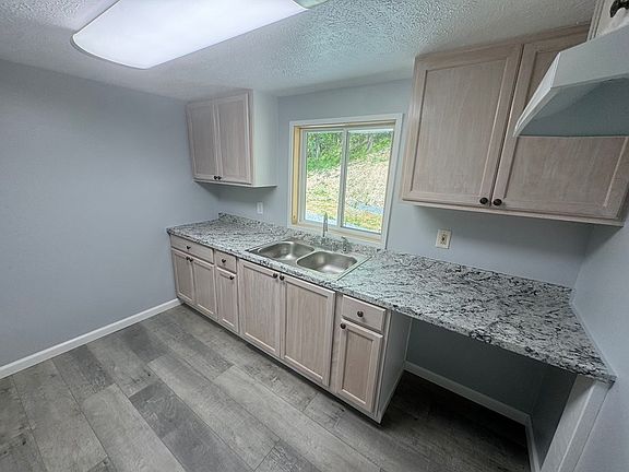 5th image of 607 Givens St