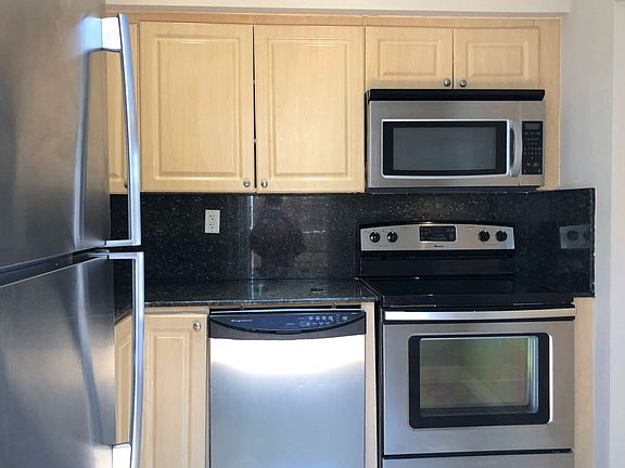 5th image of 701 NE 46th Ct