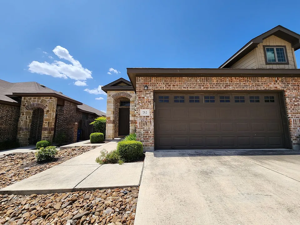 712 Creekside Cir