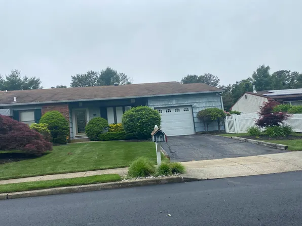 48 Burleigh Dr, Holbrook, NY 11741