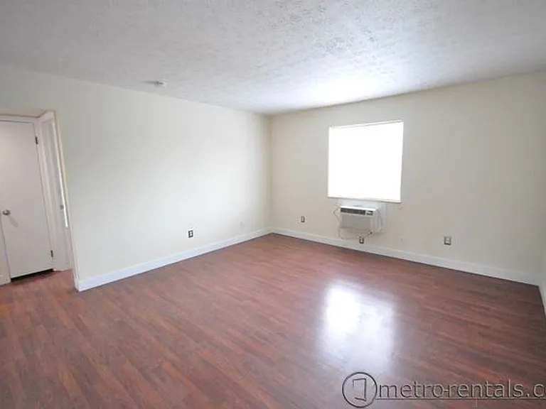 188-190 E Kinnear Aly #192 — Photo 3
