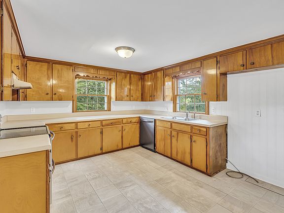 5th image of 824 Carter Blake Rd