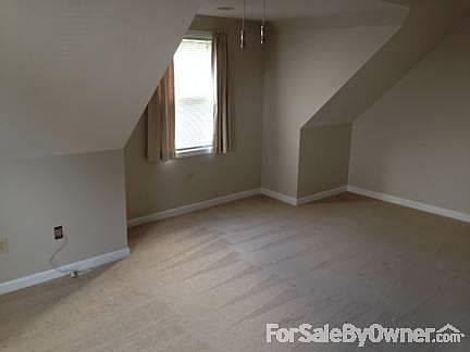 Master Bedroom : 12' x 18.5'