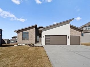 2606 SW Farm Field Rd, Lees Summit, MO 64082