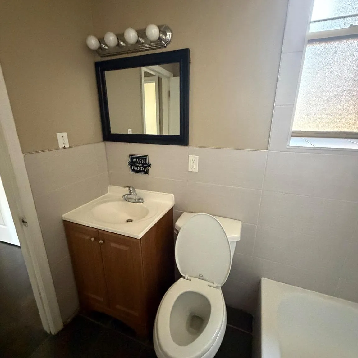 1 bed, 1.0 bath, 7200 sqft, $1,300 — Photo 1