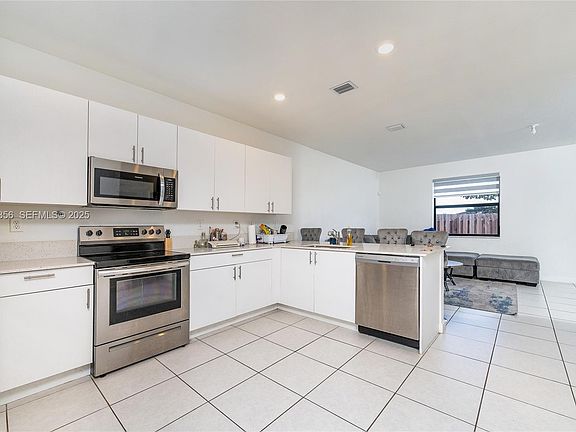 4th image of 23061 SW 128th Pl