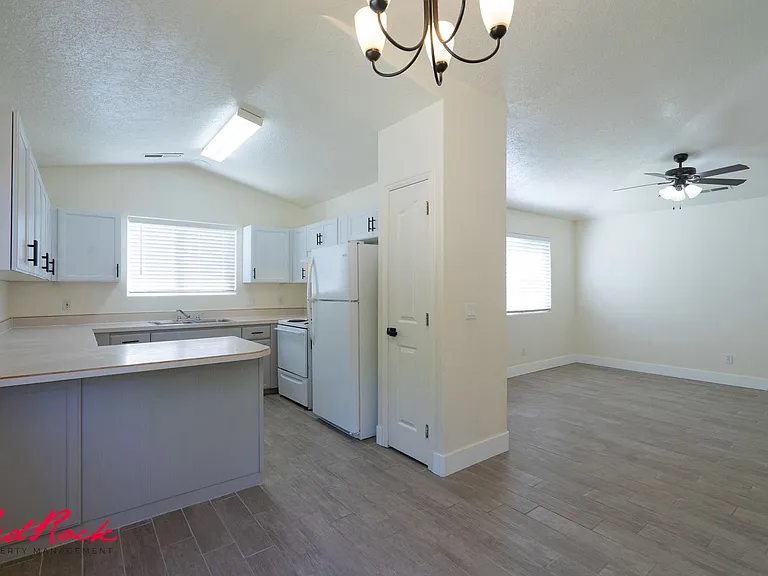 441 E Sunland Dr #6 — Photo 1