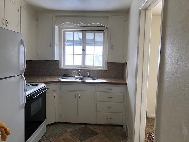 Kitchen, ceramic tile on floor and back splash.
