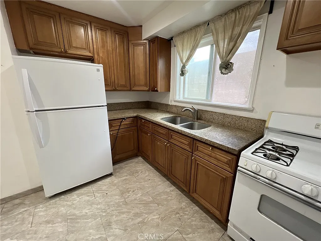 2 bed, 1000 sqft, $2,300 — Photo 2