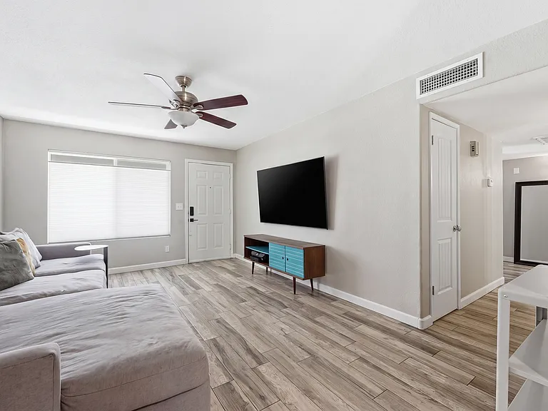 932 W Julie Dr — Photo 2