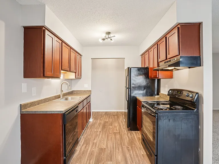 Hillcrest Club Apartments — Photo 46