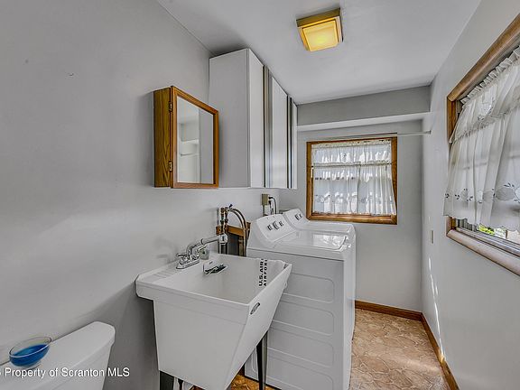 5th image of 923-923 Slocum Ave #R