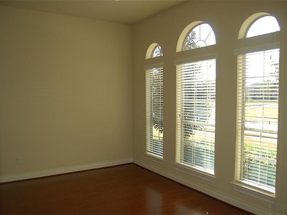 5th image of 26802 Wolfs Hill Ln