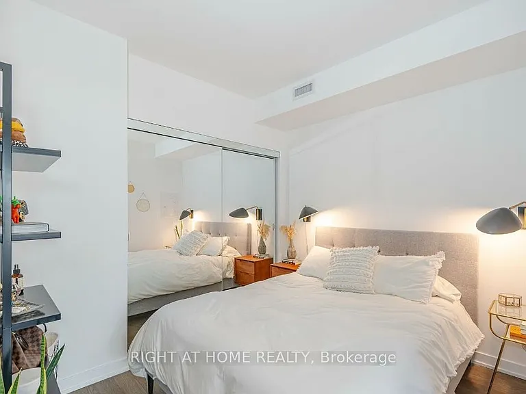 17 Dundonald St #403 — Photo 13