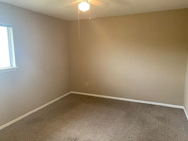 2 bed, 1.5 bath, 4240 sqft, $1,325 — Photo 2