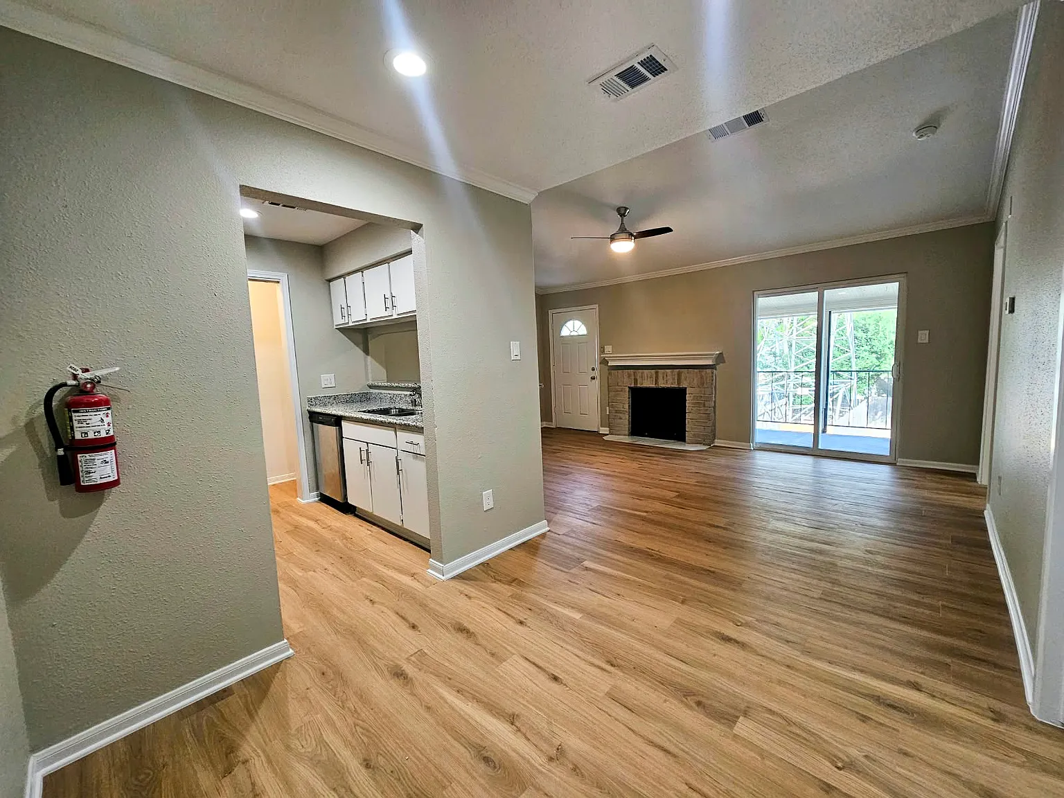 2 bed, 1000 sqft, $1,150 — Photo 2