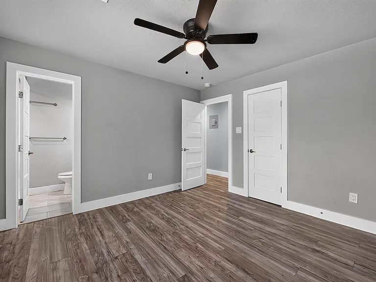 2321 Lakehurst Dr — Photo 13