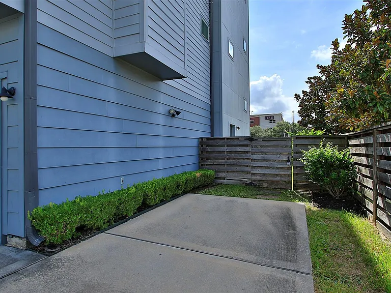 2911 Blodgett St — Photo 22