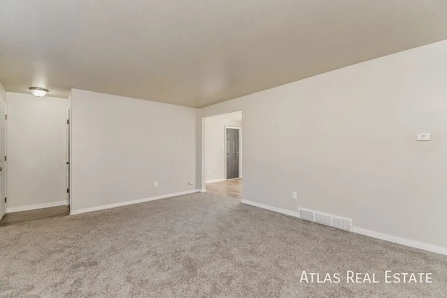 Alluring 4 Bed 2 Bath Home Centrally Located With A/C! Free 55" Tv If Moved In By 9/15! — Photo 3