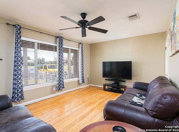 3rd image of 2621 W Woodlawn Ave