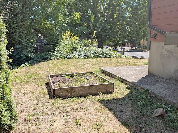 4th image of 2004 SE Ash St