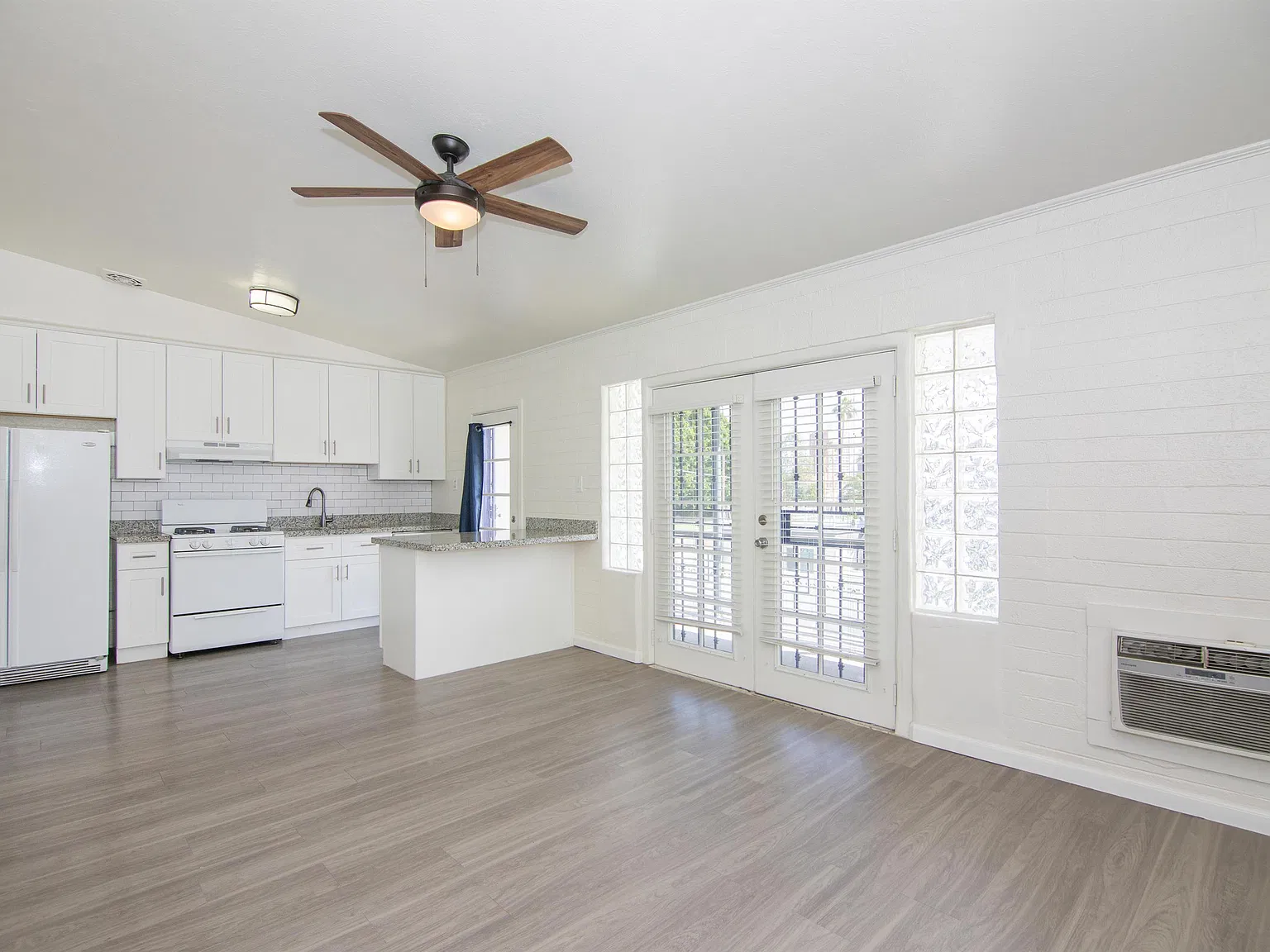 408 W Earll Drive - 7 — Photo 1