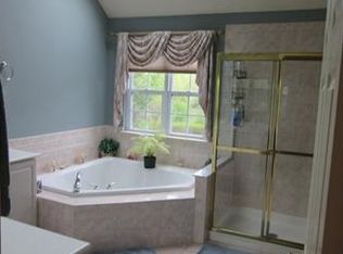 9 Goldfinch Ct, Piscataway, NJ 08854
