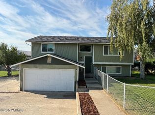 208 W Goodlander Rd, Selah, WA 98942