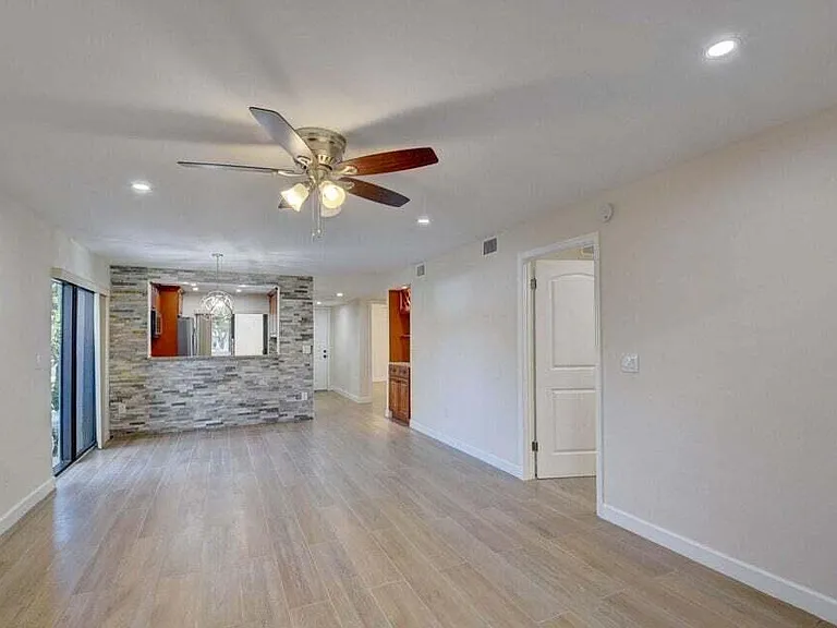 400 Club Cir — Photo 15