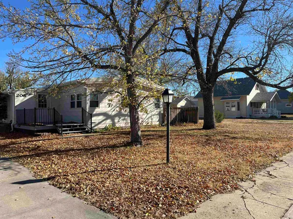 208 N Lincoln St, Quinter, KS 67752