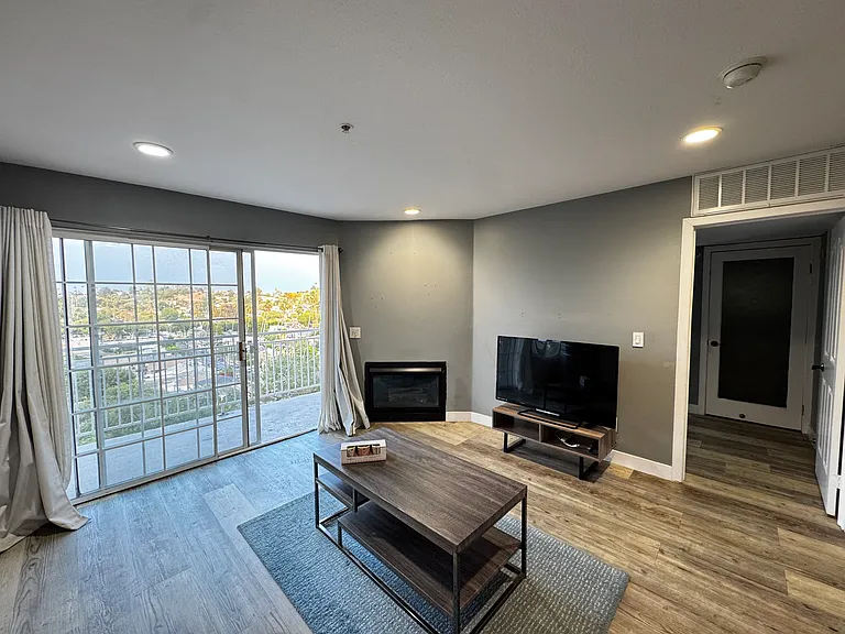 4755 Templeton St — Photo 11