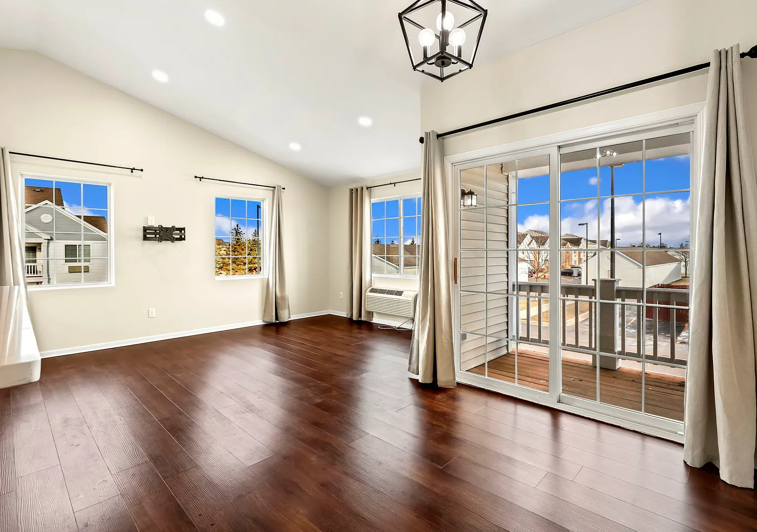 2 bed, 1150 sqft, $2,200 — Photo 2