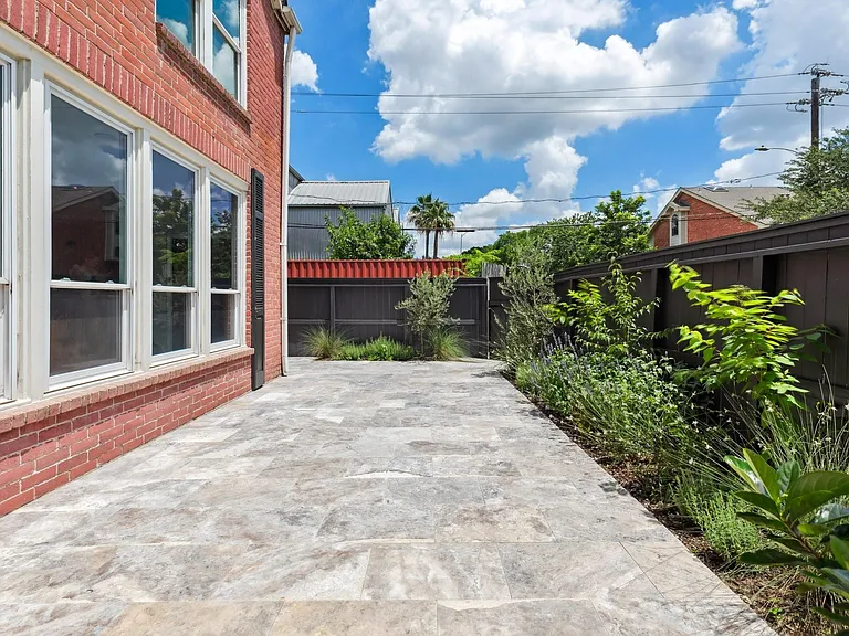 601 Sandman St — Photo 24
