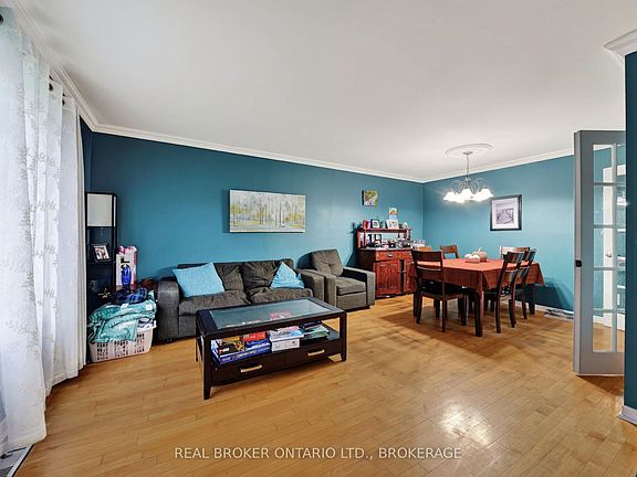 3rd image of 858 Chelsea Cres